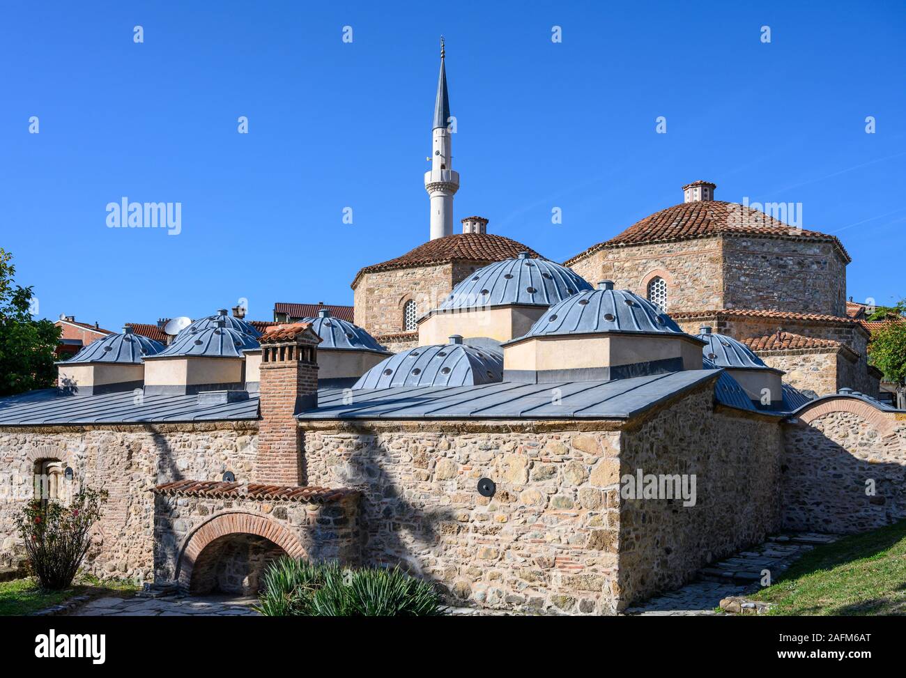 Le Hammam de Gazi Mehmet Pacha, construit au 16e siècle. avec le minaret de la mosquée Emin Pacha en arrière-plan. À Prizren, Kosovo, Bal centrale Banque D'Images