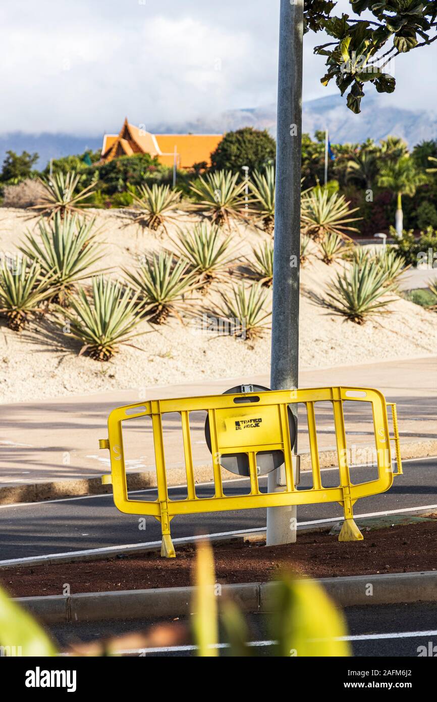Barrière en plastique jaune sur l'île de la circulation à l'extérieur du centre de Magma, Costa Adeje, Tenerife, Canaries, Espagne Banque D'Images