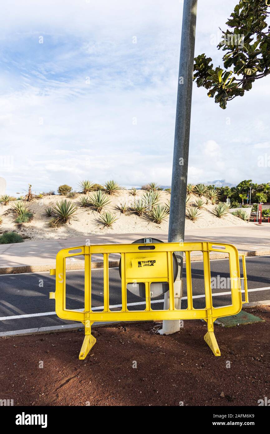 Barrière en plastique jaune sur l'île de la circulation à l'extérieur du centre de Magma, Costa Adeje, Tenerife, Canaries, Espagne Banque D'Images