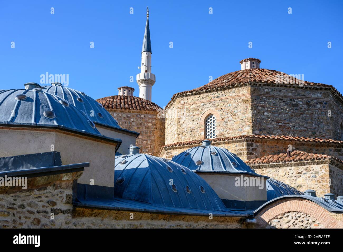 Le Hammam de Gazi Mehmet Pacha, construit au 16e siècle. avec le minaret de la mosquée Emin Pacha en arrière-plan. À Prizren, Kosovo, Bal centrale Banque D'Images