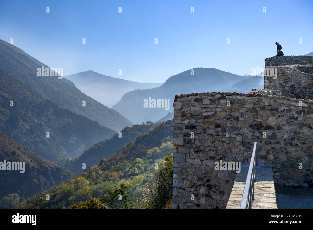 La vue depuis les remparts de la Forteresse de Prizren à au sud-est vers la Prizrenska Bistrica canyon et le Parc National du Mont Shar. Prizr Banque D'Images