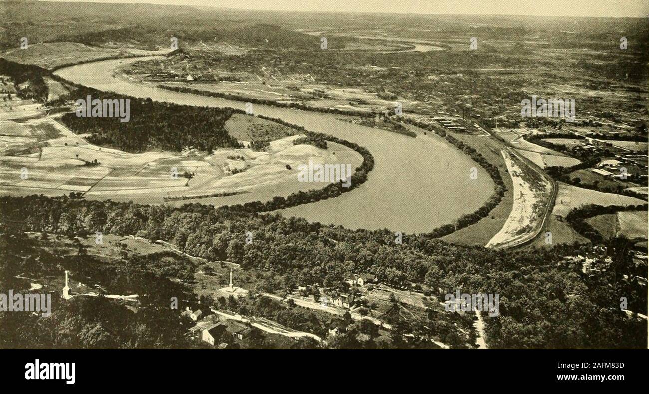 . Chattanooga et ses champs de bataille. nd il devient connu dans le monde entier comme un sanatorium naturel. Chattanooga est admis à être thegeographical trade centre du Sud, et de ses installations de transport, qui se composent de neuf railroads et thegreat Tennessee River, ne sont pas dépassées dans un quart des pays. À quelques kilomètres de Chattanooga le gouvernement national a acheté l'ensemble de la bataille Chickamauga,et a converti les quinze milles carrés adopté dans ce territoire à l'application d'un magnifique parc. NationalMilitary Le congrès a consacré les trois quarts d'un milli Banque D'Images