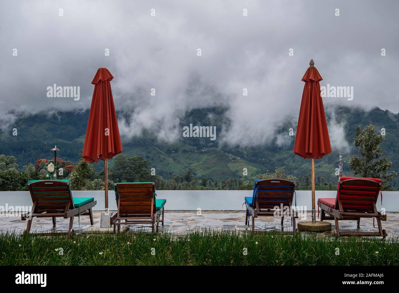 Chaises longues de la piscine d'une loge dans les hautes terres du Sri Lanka Banque D'Images