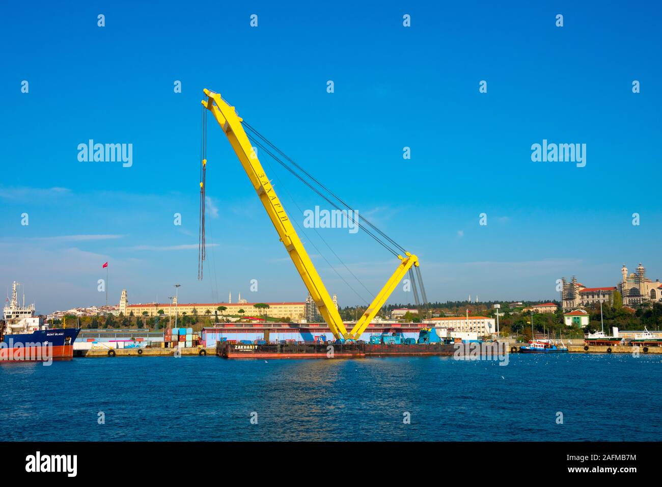 Istanbul, Turquie. 21 novembre, 2019. Grande grue jaune et Haydarpasa (Port de Haydarpasa Limanı). Détroit du Bosphore Banque D'Images