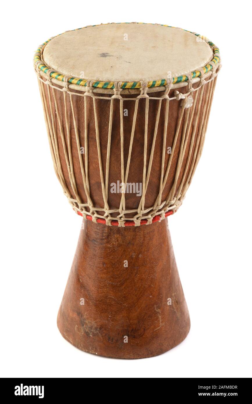 Instrument de musique ethnique. Tambour africain fait de bois d'acajou et  de cuir de chèvre isolé sur fond blanc high angle bois Photo Stock - Alamy