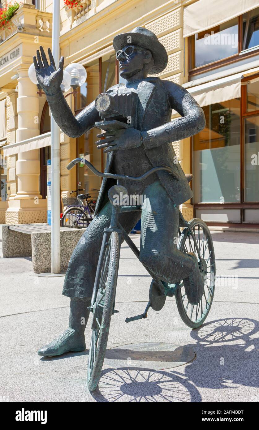 CELJE, Slovénie - 1 août 2019 : statue en bronze du célèbre photographe slovène d'origine tchèque Josip Pelikan en face de l'hôtel de ville Banque D'Images