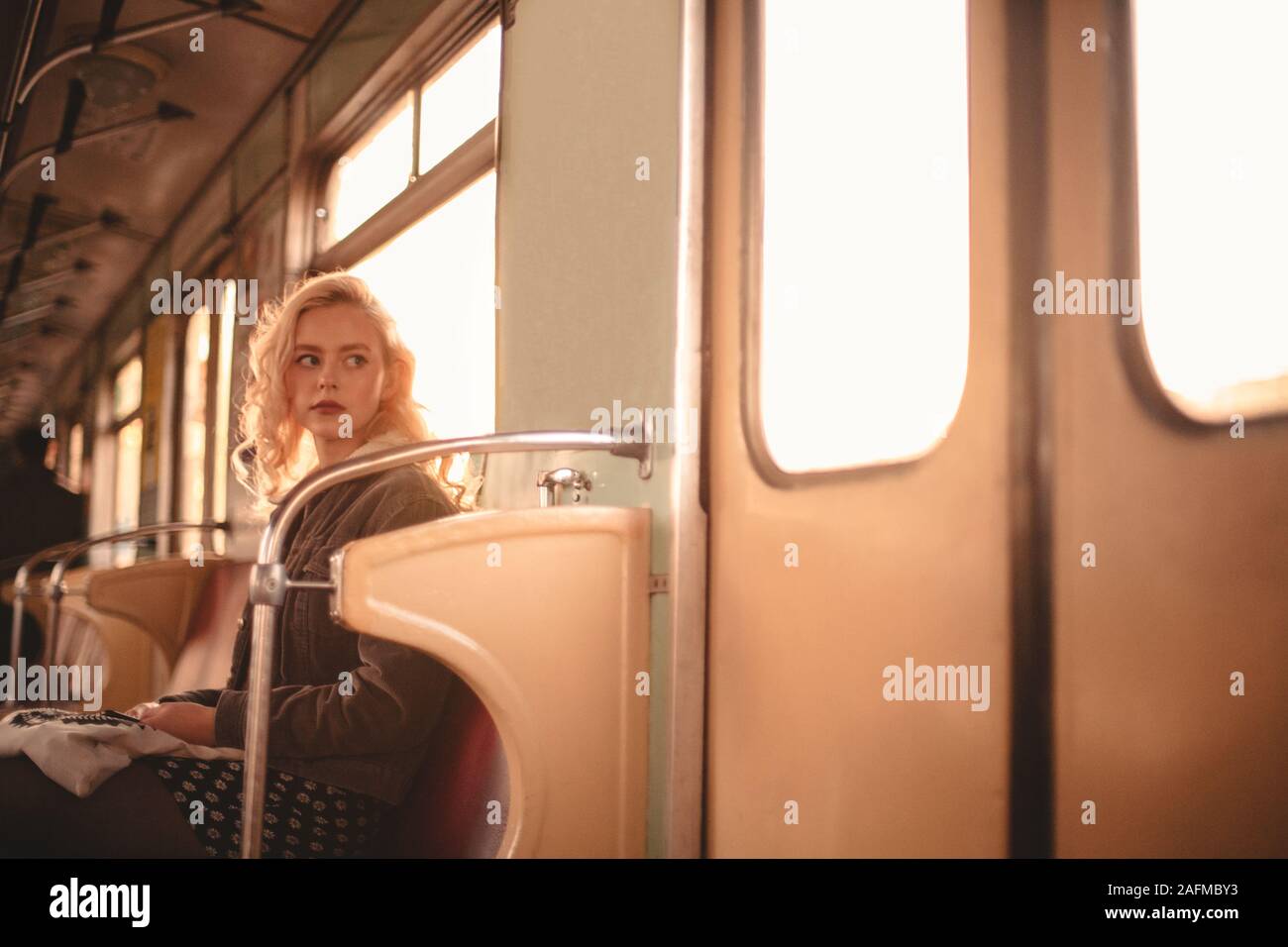Jeune femme voyageant dans Subway train Banque D'Images