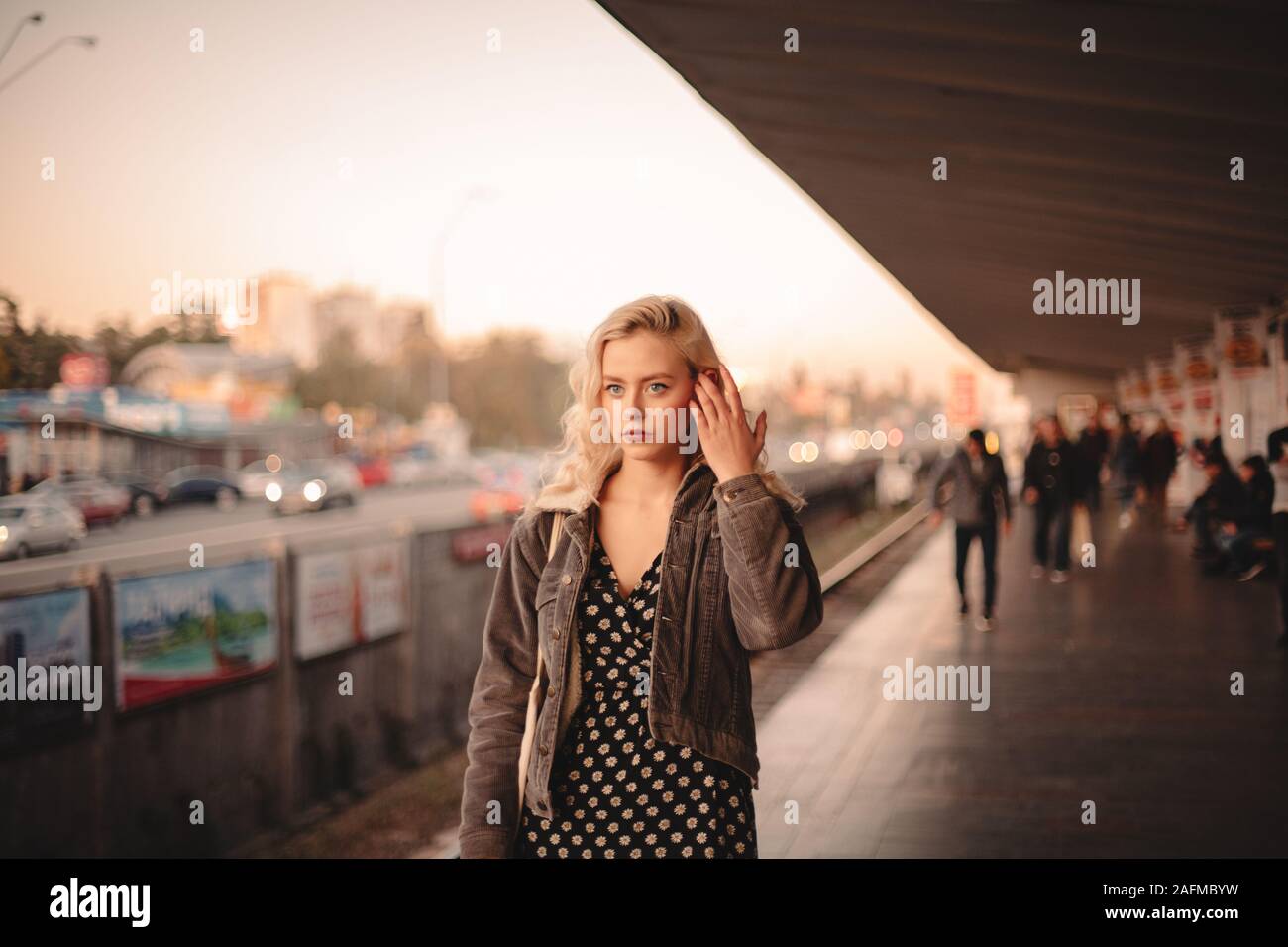 Jeune femme sérieuse en attente de train à la station de métro Banque D'Images