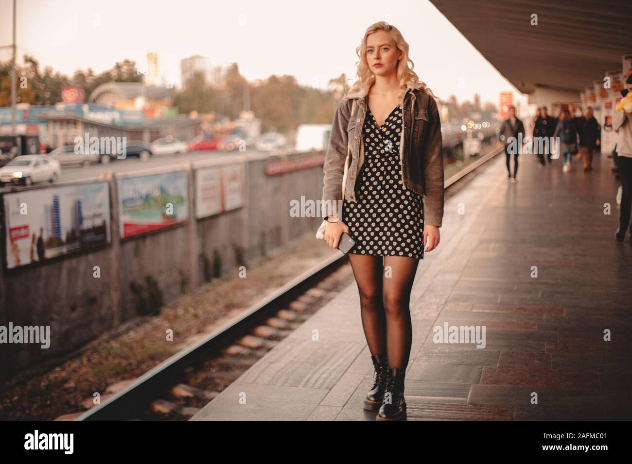 Jeune femme en attente de train à la station de métro Banque D'Images