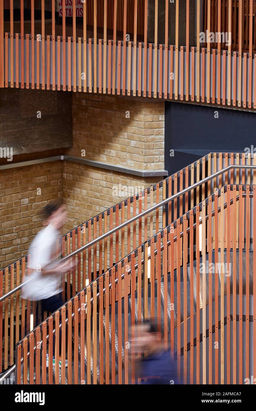 Détail de l'escalier courbe de sous-sol. Seven Dials Market, Londres, Royaume-Uni. Architecte : Stiff  + Damien Vorreux architectes, 2019. Banque D'Images