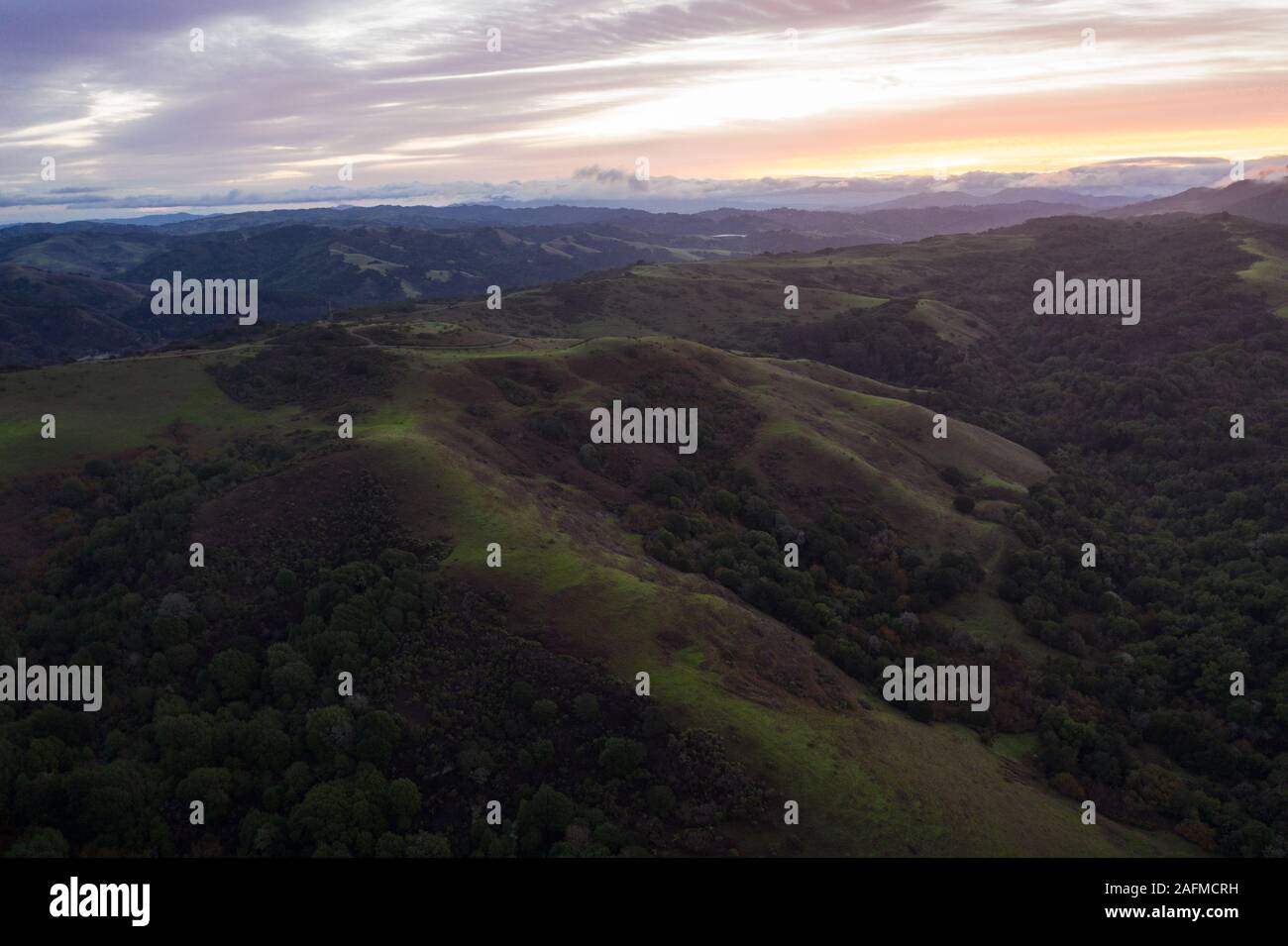 Beaux sentiers de randonnée serpentent à travers les collines de l'est pacifique, juste à l'est de la Baie d'Oakland, Berkeley, et El Cerrito dans la région de San Francisco. Banque D'Images
