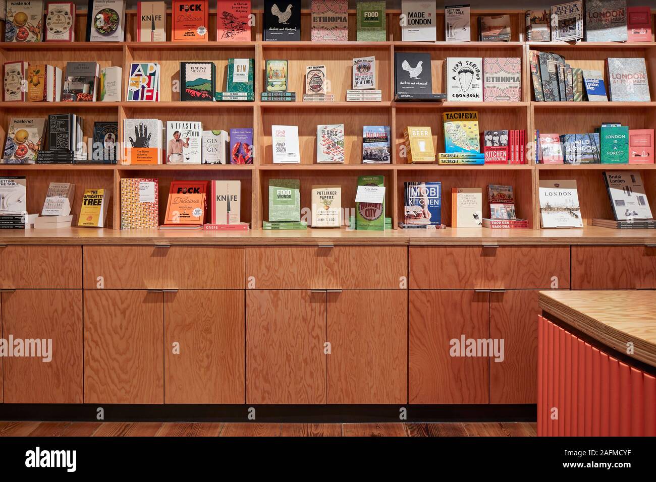 Étalage en librairie du marché. Seven Dials Market, Londres, Royaume-Uni. Architecte : Stiff  + Damien Vorreux architectes, 2019. Banque D'Images