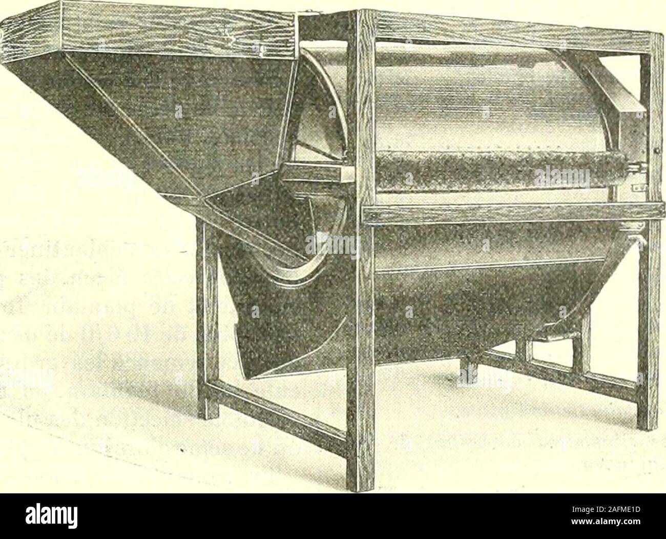 . Journal d'agriculture pratique. rnètre. - En pratique, le diamètre dentrée du cribleur à O^ êtreréduit pourra.oO ou à O. !) !). Douze séries dexpériences-eflec ont été tuées sur des bourres de diverses provenan-ces : luzernes de lAisne, trètle Irèneviolet blanc et de lAisne, trèlle incarnat de Vendée;minette de lAisne ; cinq types de tôles par- forées furent employées. Nous extrayons duBulletin dexpérience.j'ai délivré par la StationdEssais de machines les résultats suivants : bourre de luzerne de lAisne à laqiielle sur aajouté de la cosse de minette pour remplacer leluélilot non écossé. Tôle avec Banque D'Images