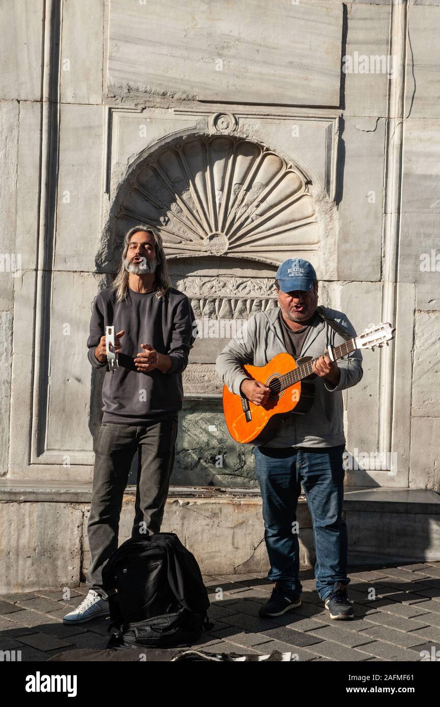 Musiciens turcs de la rue le long de la rue Istiklal, près de la place Taksim, Istanbul, Turquie. Banque D'Images