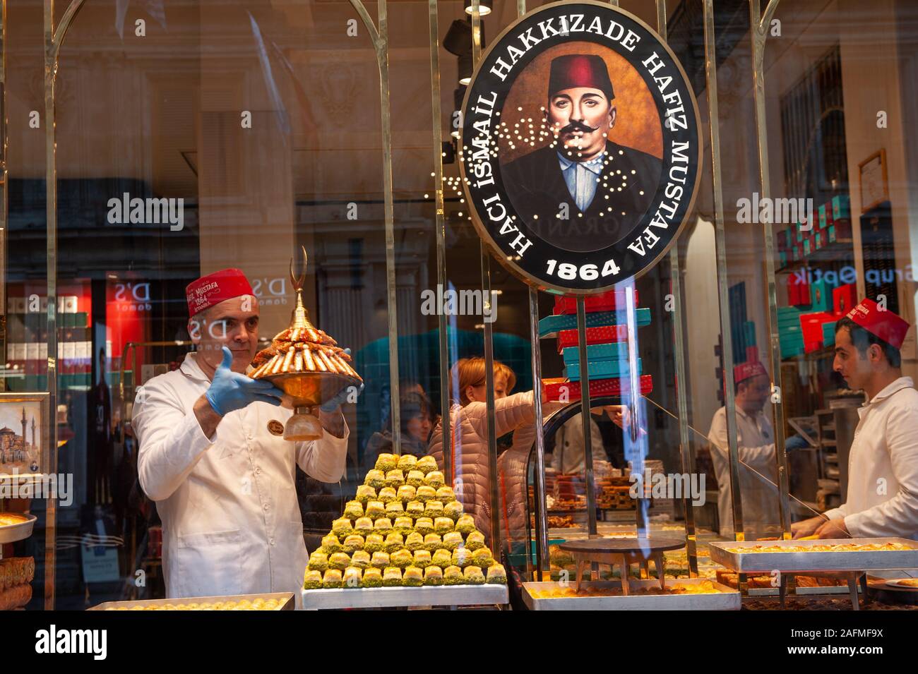 Hafiz Mustafa baklava sweet shop le long de la rue Istiklal, Istanbul, Turquie Banque D'Images