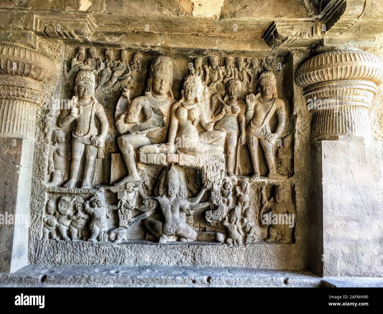 Ajanta caves avec statue de Bouddha et de belles sculptures architecturales sur les piliers et les murs à Aurangabad, Inde du district. Banque D'Images