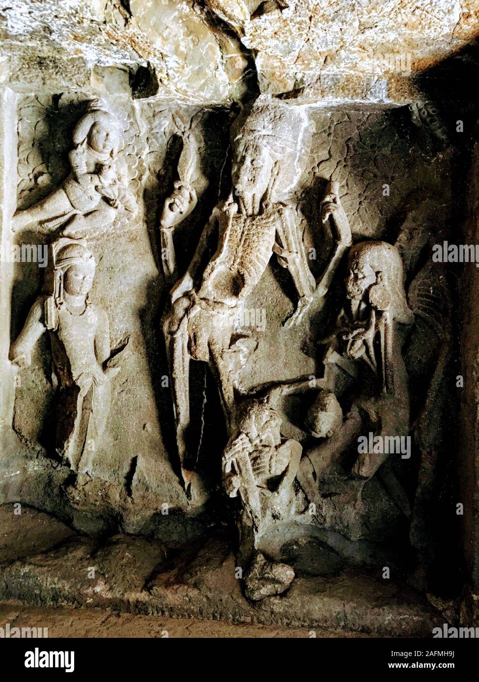 Ajanta caves avec statue de Bouddha et de belles sculptures architecturales sur les piliers et les murs à Aurangabad, Inde du district. Banque D'Images