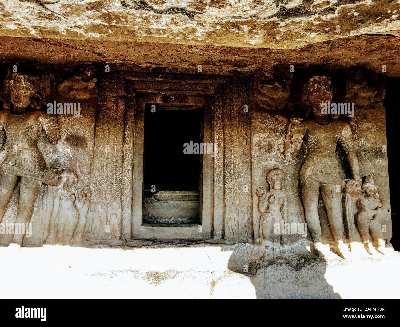 Ajanta caves avec statue de Bouddha et de belles sculptures architecturales sur les piliers et les murs à Aurangabad, Inde du district. Banque D'Images
