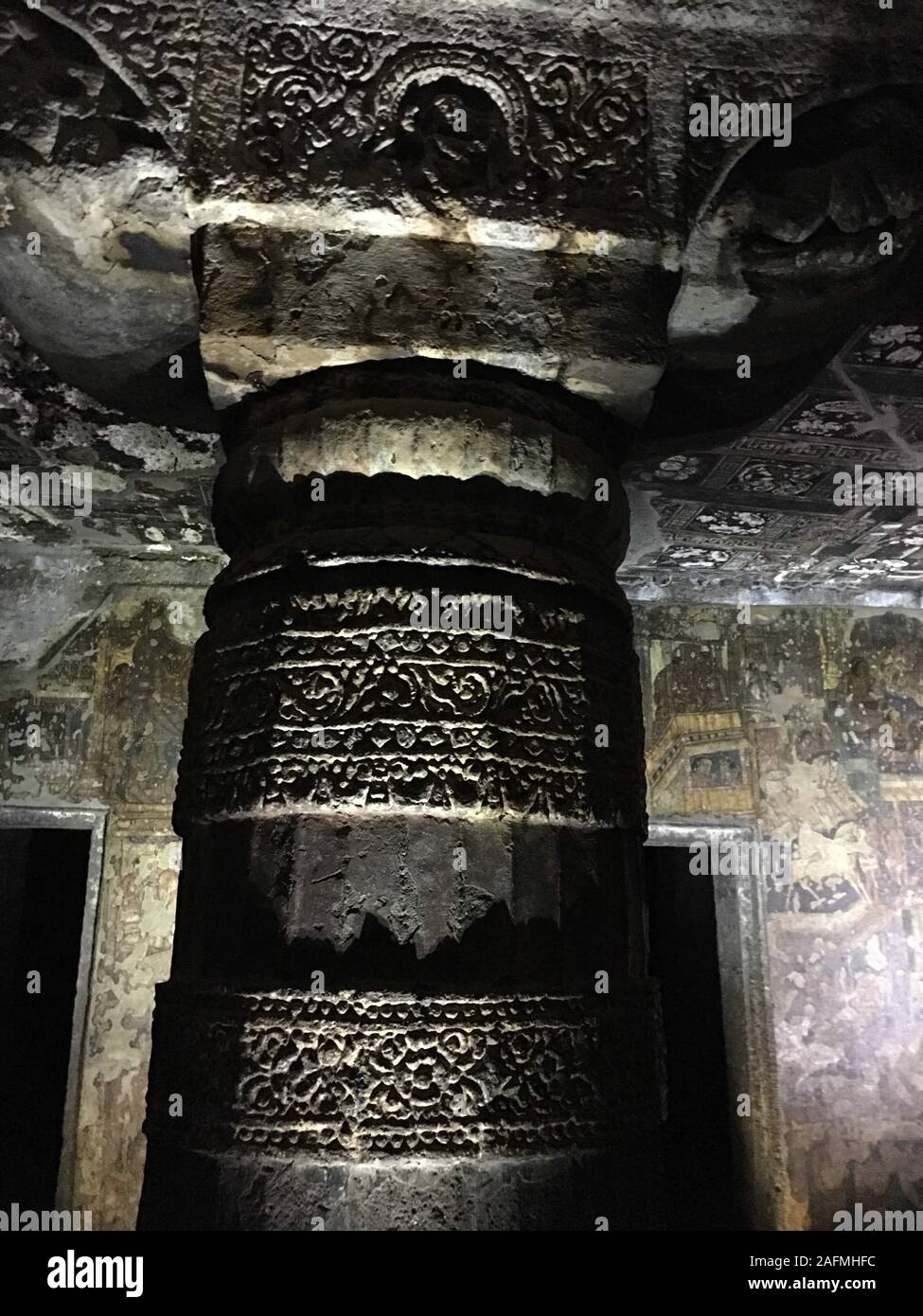 L'intérieur de cavernes d'Ajanta sur piliers sculptés et plafond à Aurangabad, Maharashtra, état de l'Inde. Banque D'Images