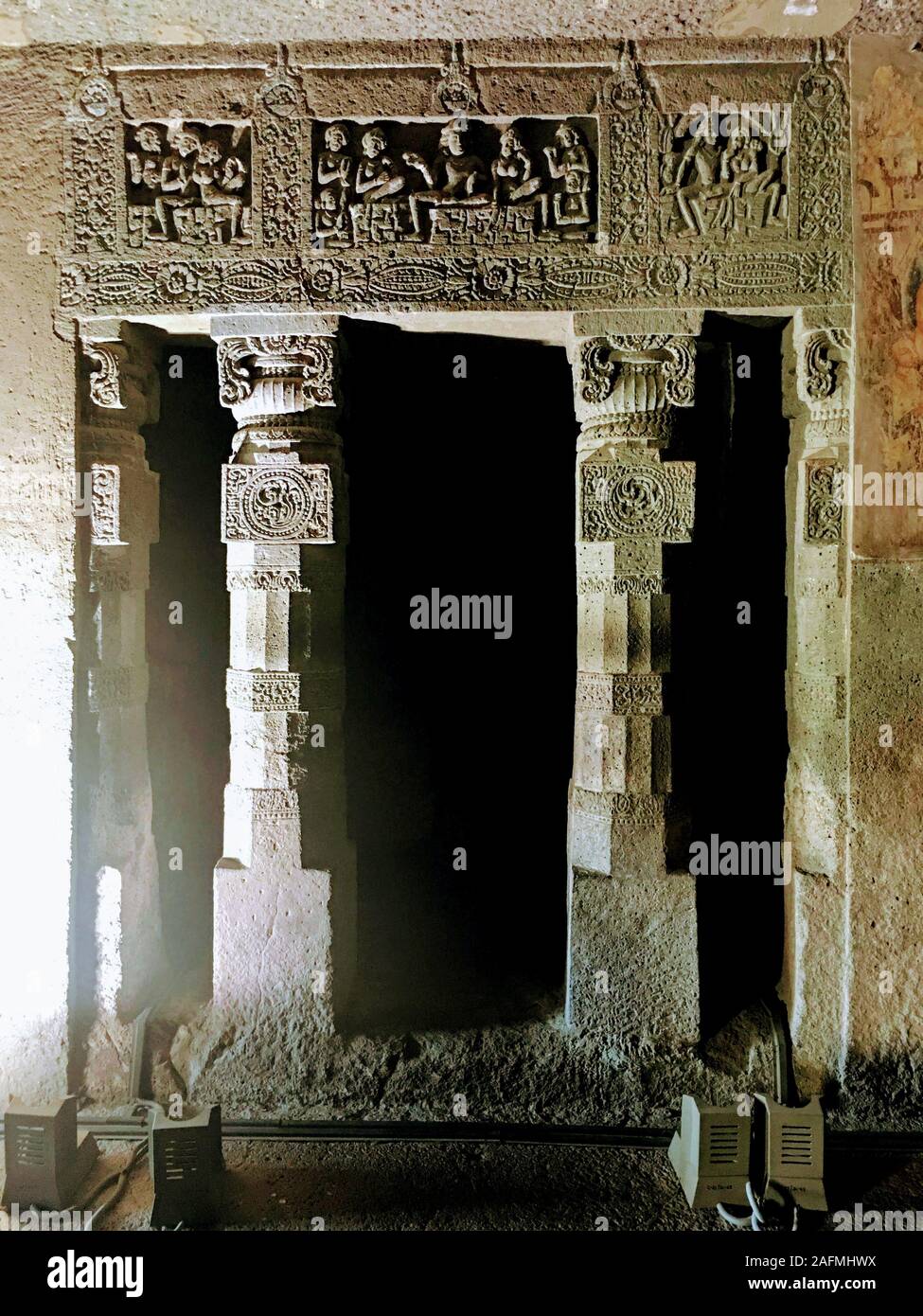 L'intérieur de cavernes d'Ajanta sur piliers sculptés et plafond à Aurangabad, Maharashtra, état de l'Inde. Banque D'Images