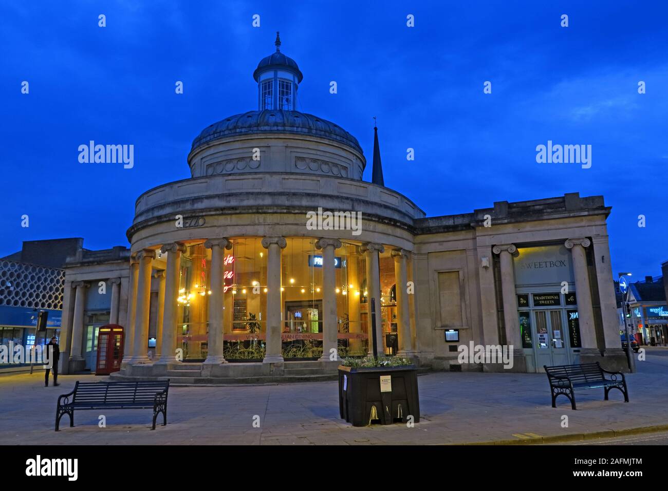 Crépuscule à Bridgwater, Somerset, centre-ville, ancienne salle de marché, Cornhill, sud-ouest de l'Angleterre, Royaume-Uni, TA6 3BU Banque D'Images