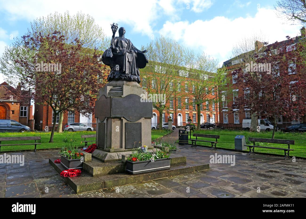 Bridgwater War Memorial, King Square, Bridgwater, Somerset, Angleterre du Sud-Ouest, Royaume-Uni par John Angel, « Civilization as a assis femme » Banque D'Images