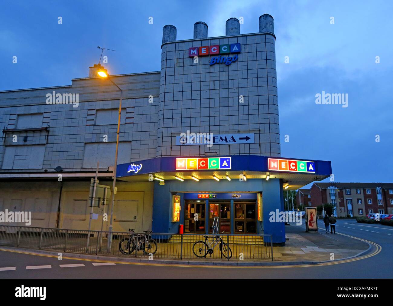 Bingo de la Mecque, Bridgwater, Somerset, Angleterre du Sud-Ouest, Angleterre, Royaume-Uni, au crépuscule avec des cycles à l'extérieur Banque D'Images