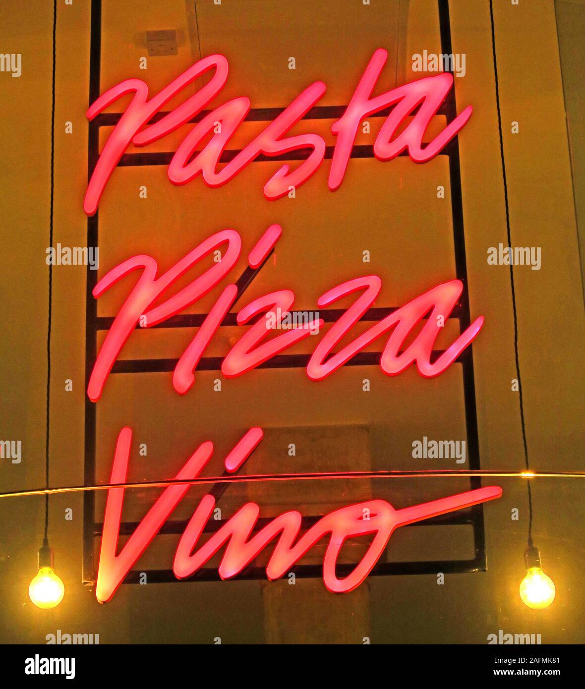 Pasta Pizza Vino, Prezzo Bridgwater, dans l'ancienne place du marché, Cornhill, au crépuscule, Somerset, sud-ouest de l'Angleterre, Royaume-Uni Banque D'Images