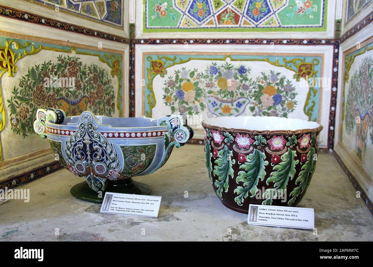 Vases antiques exposées au palais d'été Sitorai Mohi Hosa à Boukhara Banque D'Images