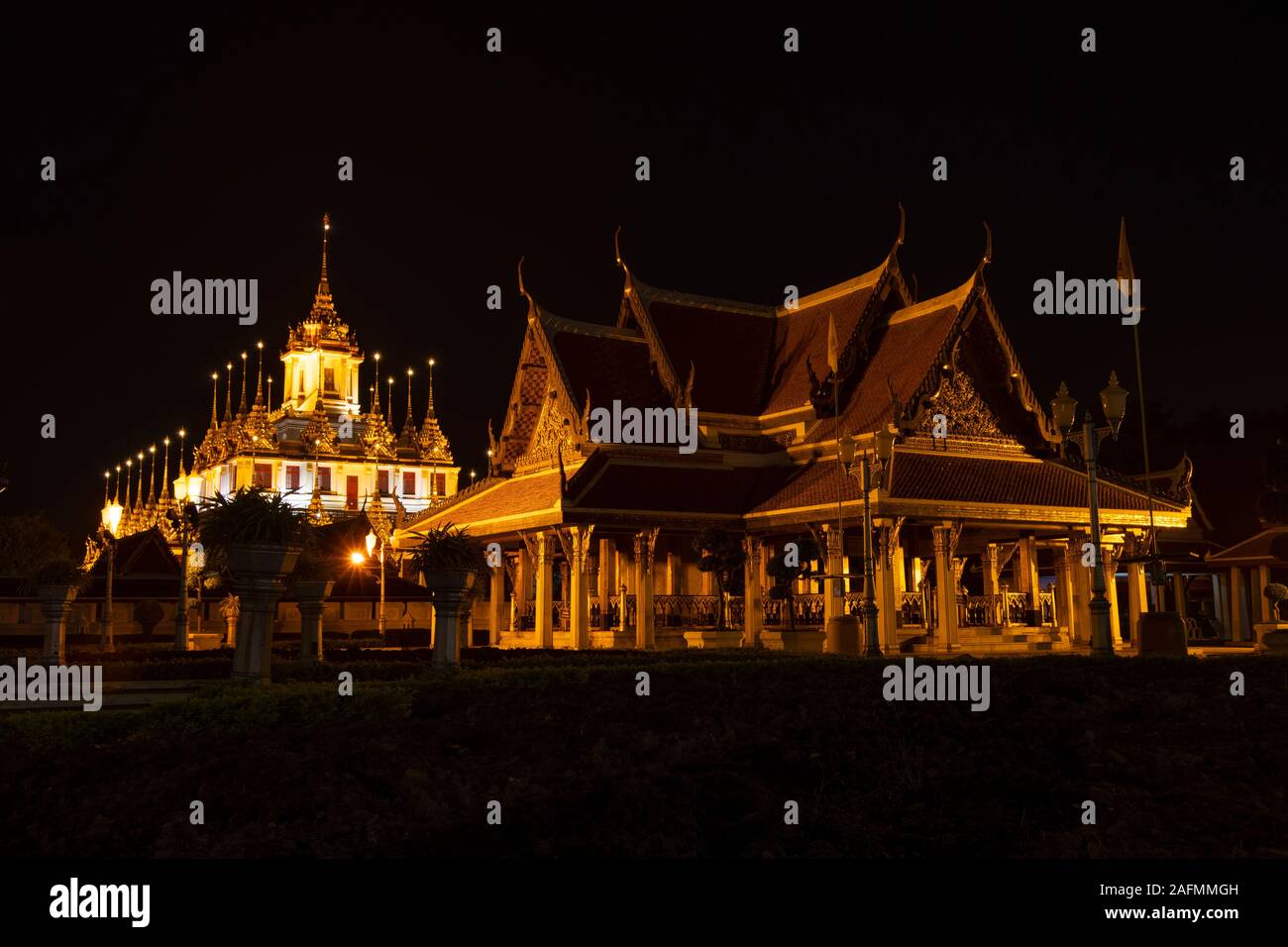 Loha Prasat, temple bouddhiste, connue sous le nom de 'metal castle' pour son fer à repasser 37 spires, Bangkok, Thaïlande Banque D'Images