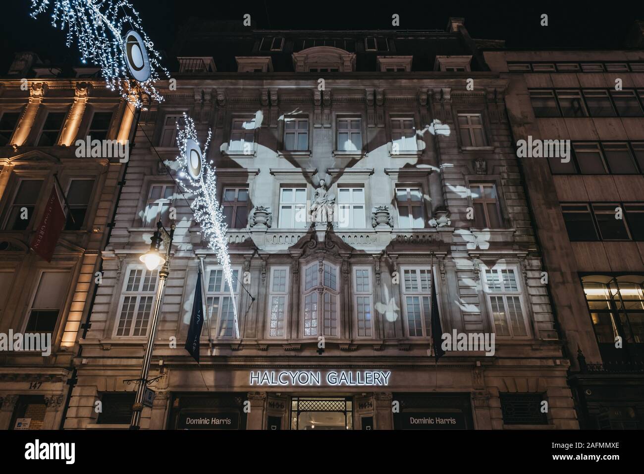 Londres, Royaume-Uni - 17 novembre 2019 : spectacle de lumière papillon par Dominic Harris sur la façade de l'Halcyon Gallery, London, UK, son plus grand art numérique projectio Banque D'Images