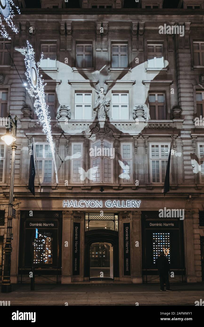 Londres, Royaume-Uni - 17 novembre 2019 : spectacle de lumière papillon par Dominic Harris sur la façade de l'Halcyon Gallery, London, UK, son plus grand art numérique projectio Banque D'Images