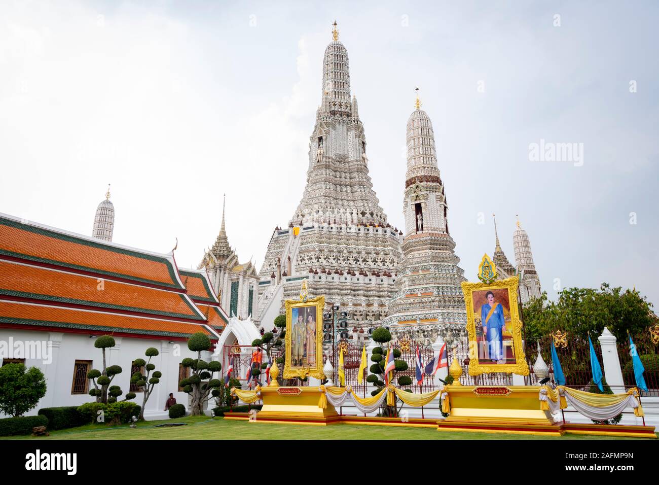 Portraits du roi et de la Reine à Ratchavararam Wat Arun, Bangkok, Thaïlande Banque D'Images