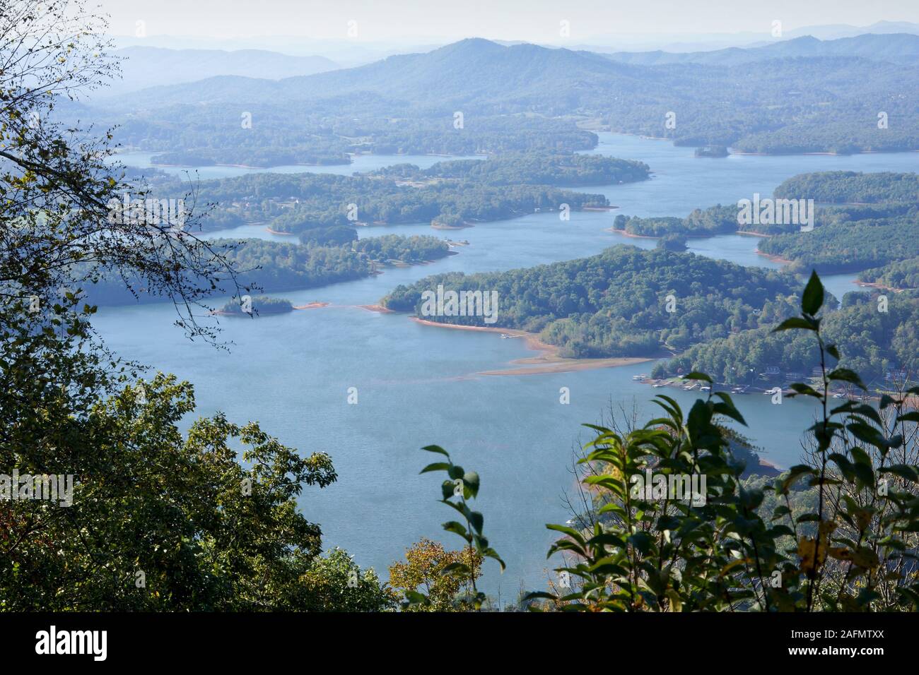 Vue sur Lake Chatuge de Bell mountain. Hiawasse, Georgia, USA. Sur la montagne de Bell les rochers sont couverts de peinture en aérosol. Banque D'Images