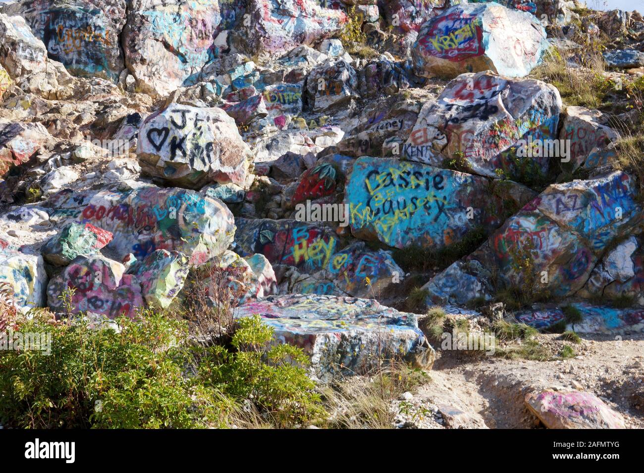 Sur la montagne de Bell les rochers sont couverts de peinture en aérosol. Hiawassee, Georgia, USA Banque D'Images