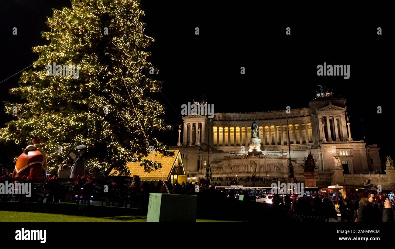 Rome 2019. Arbre de Noël, pour la première fois avec la maison du Père Noël, situé sur la Piazza Venezia. Il est visible derrière le monument à l'Unkno Banque D'Images