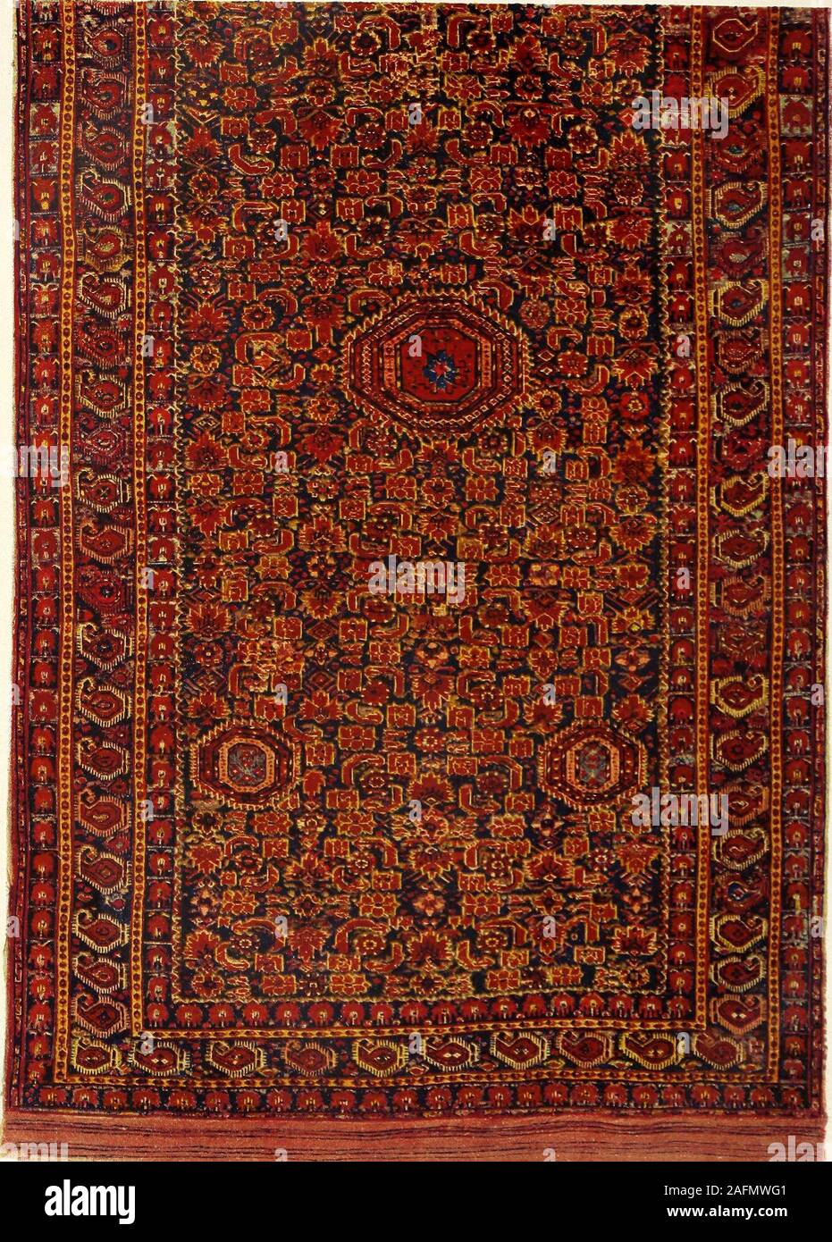 Dans Orient-Teppich der Geschichte, Kunstgewerbe und Handel.  Schlangenteppich Turkmenischer Teppich, genannt. Persischblauem  Grunöevermischt mit auf Grün, finden wir auf dem ganzen Teppich verbreitet  eine tiefrotegeometrische Schlangenfigur l ...