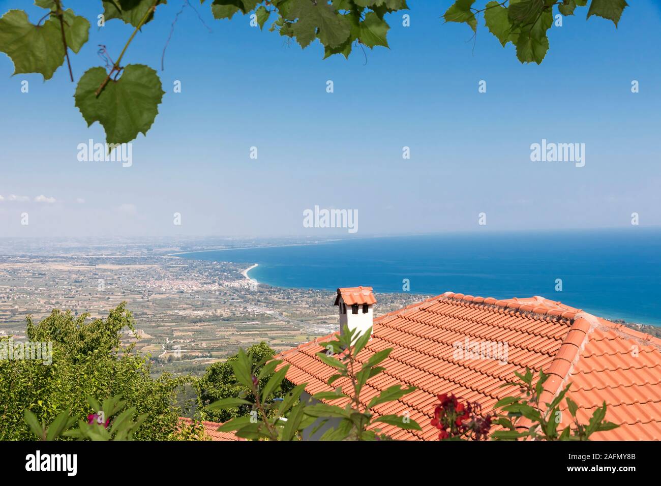 Paysage de la Grèce. Enduire de la mer Egée, près de la montagne olympique. Vue de Palaios Panteleimonas. Banque D'Images