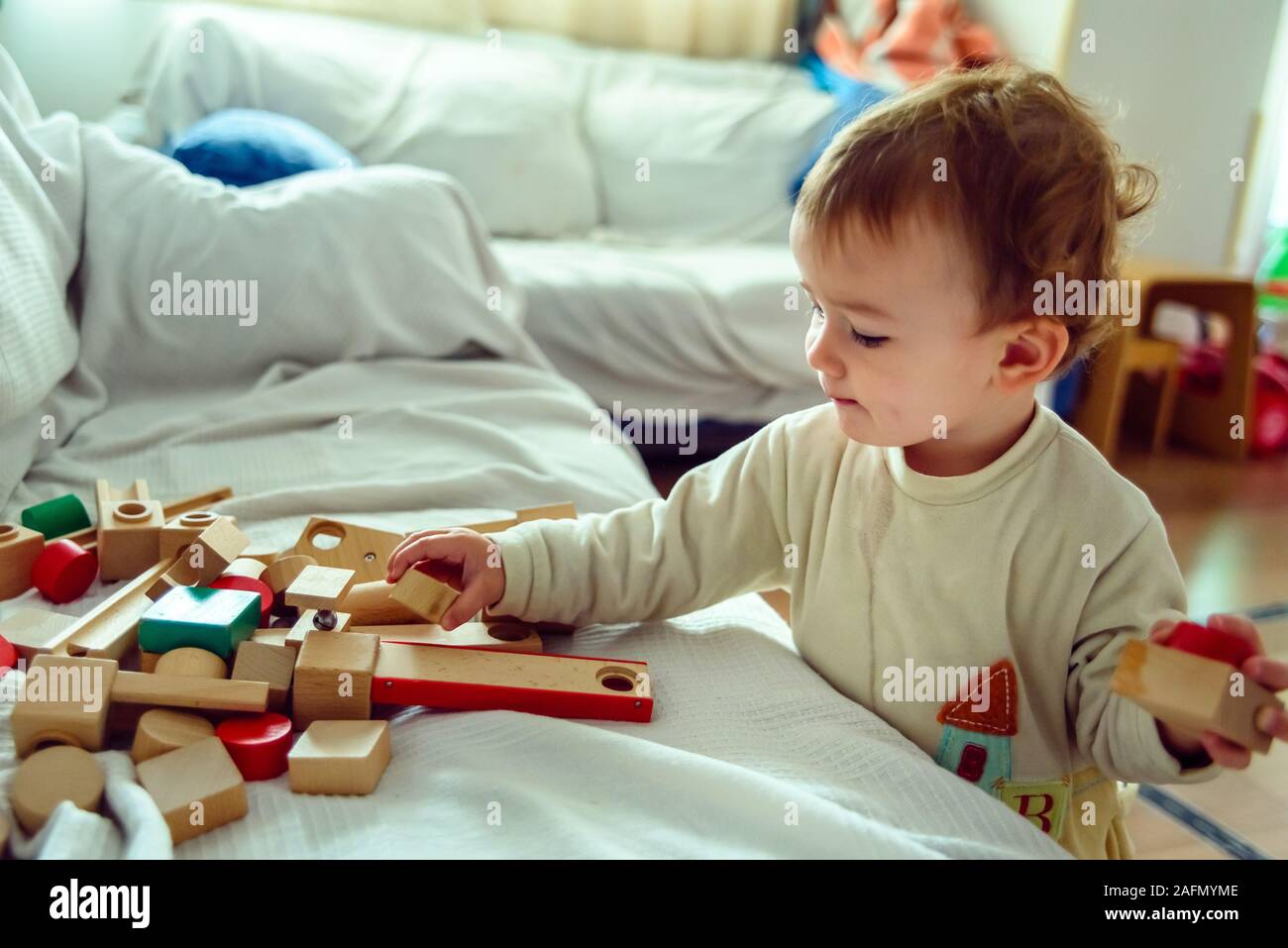 Bebe De 1 An La Collecte Des Pieces En Bois Leur Montage Avec Curiosite Photo Stock Alamy