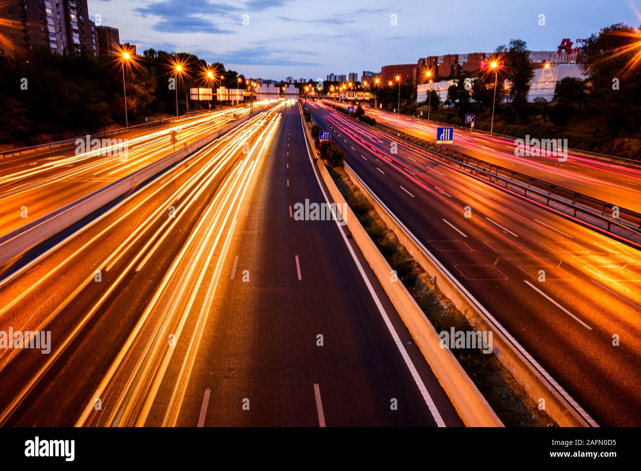 Des sentiers de voiture sur une grande route de nuit. Banque D'Images