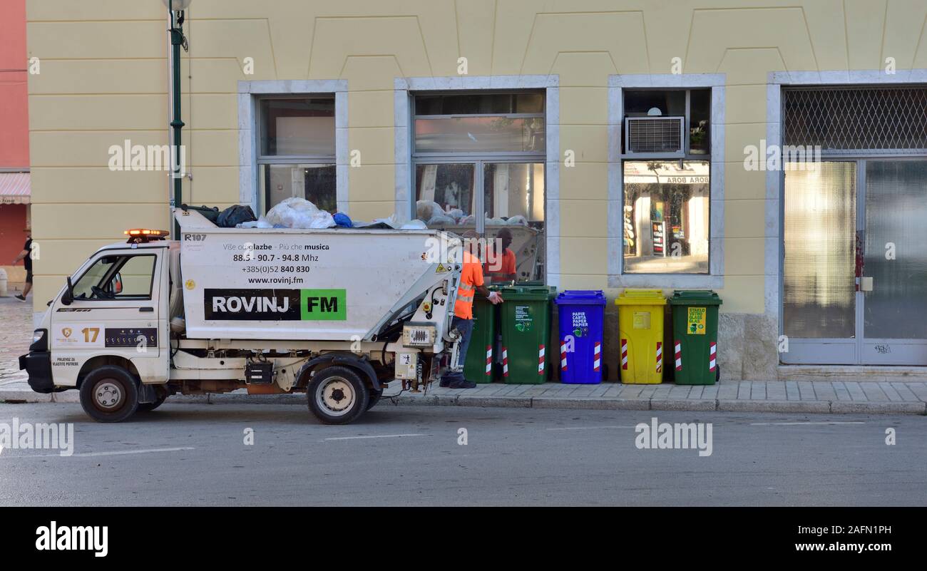 Camion de collecte et de recyclage des déchets dans Revinj, Croatie Banque D'Images