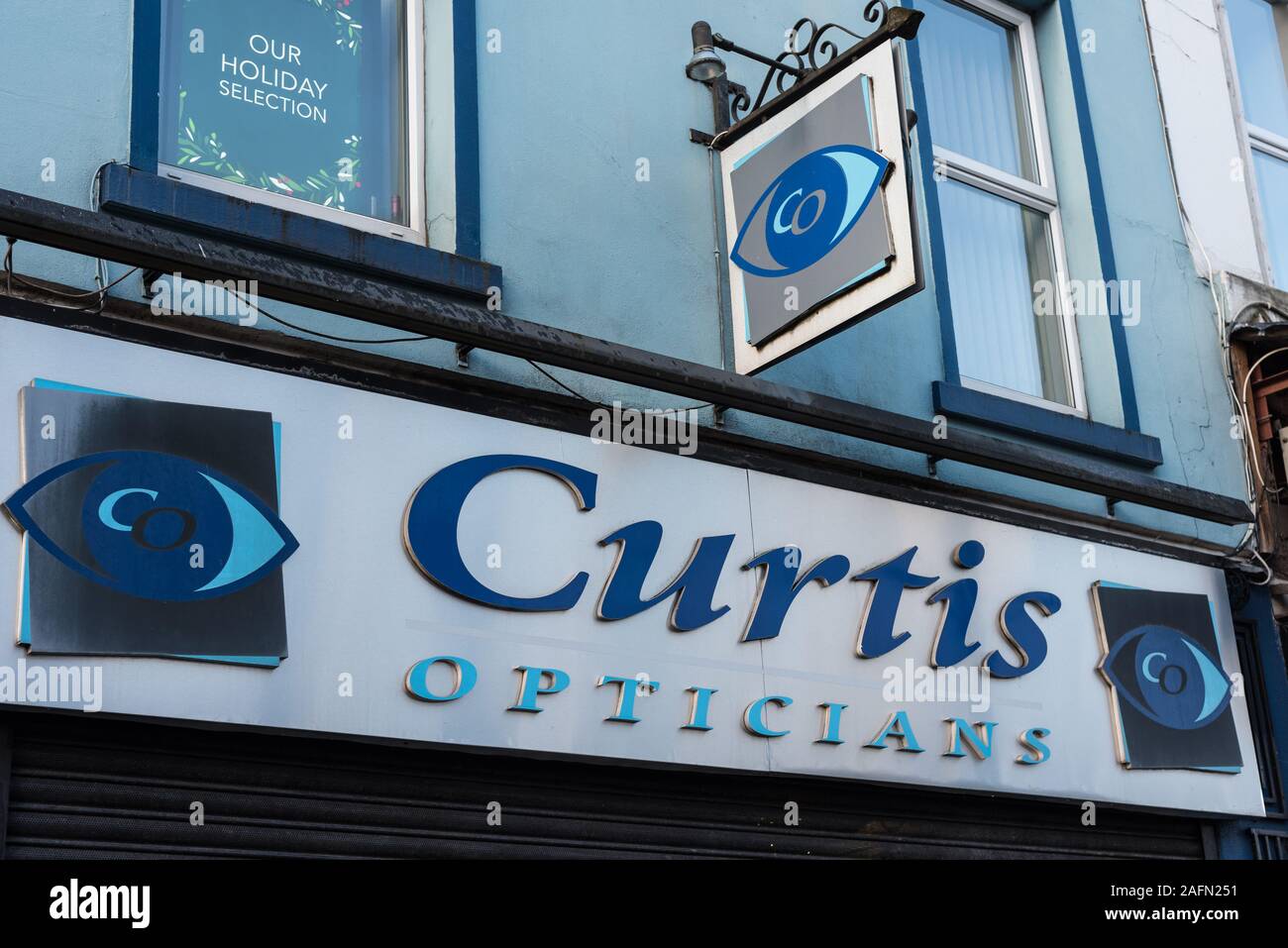 Derry, IRLANDE DU NORD -Dec 15, 2019 : le signe extérieur de Curtis opticiens à Derry, Irlande du Nord Banque D'Images