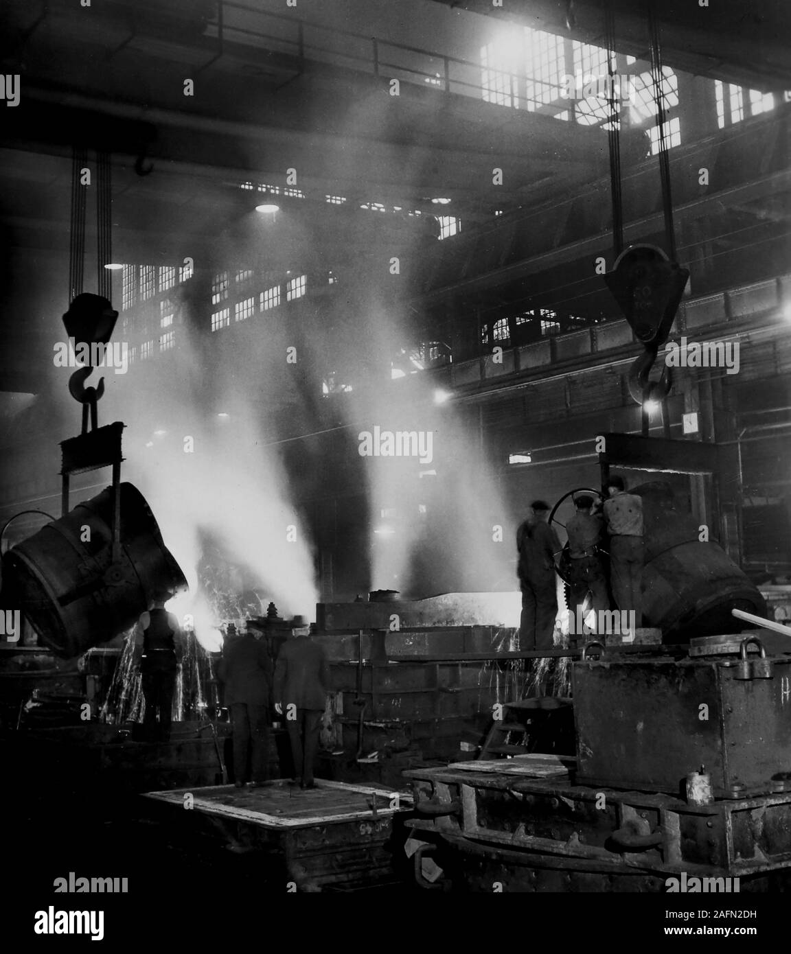 Les travailleurs sont indiquées sur le sol de l'usine Allis Chalmers à Milwaukee, Wisconsin, ca. L'année 1930. Banque D'Images