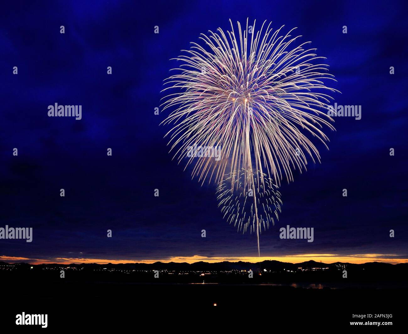 Golden orange d'artifice étonnant isolé en arrière-plan foncé fermer jusqu'à la place pour le texte, de Malte, de fireworks festival 4 juillet, jour de l'indépendance Banque D'Images