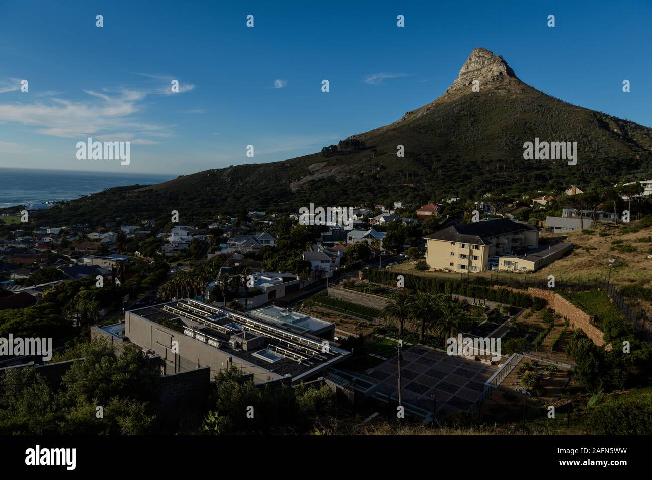 Cape Town's tête de lion mountain au-dessus de la mer de l'Atlantique banlieue côtière de Camps Bay, qui se classe comme certains d'Afrique du Sud de la propriété la plus chère Banque D'Images