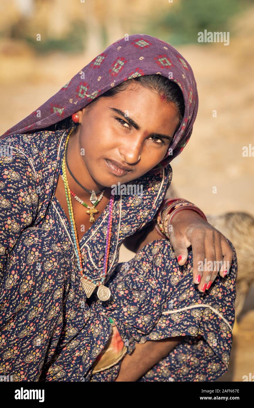 Portrait d'une jeune femme dans un sari, désert de Thar, Rajasthan, Inde Banque D'Images