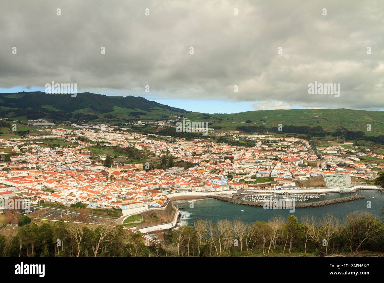 Vue sur Angra do Heroismo depuis Monte Brasil sur l'île de Terceira, Açores, Portugal, Europe Banque D'Images