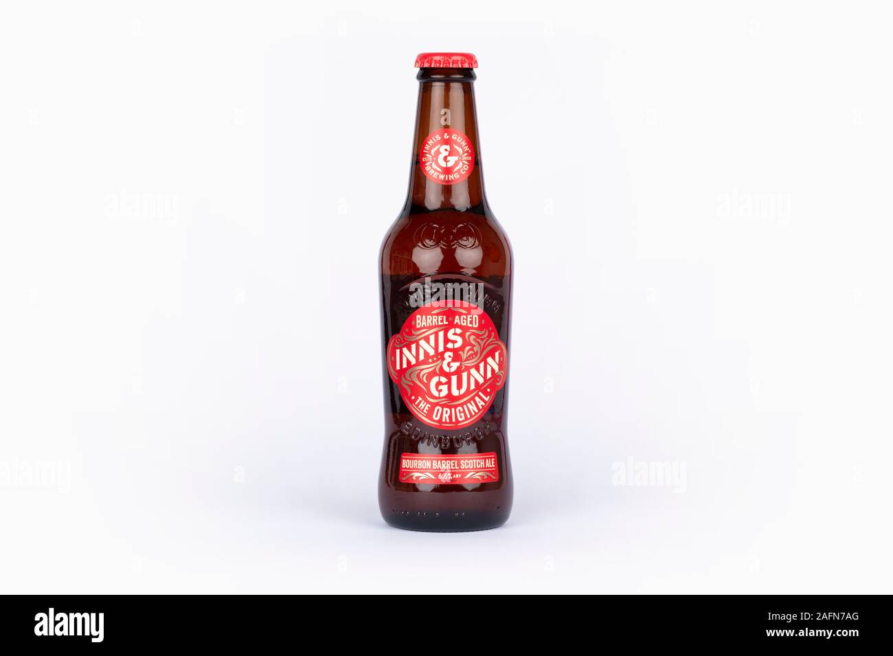 Une bouteille d'Innis & Gunn bourbon barrel scotch ale tourné sur un fond blanc. Banque D'Images