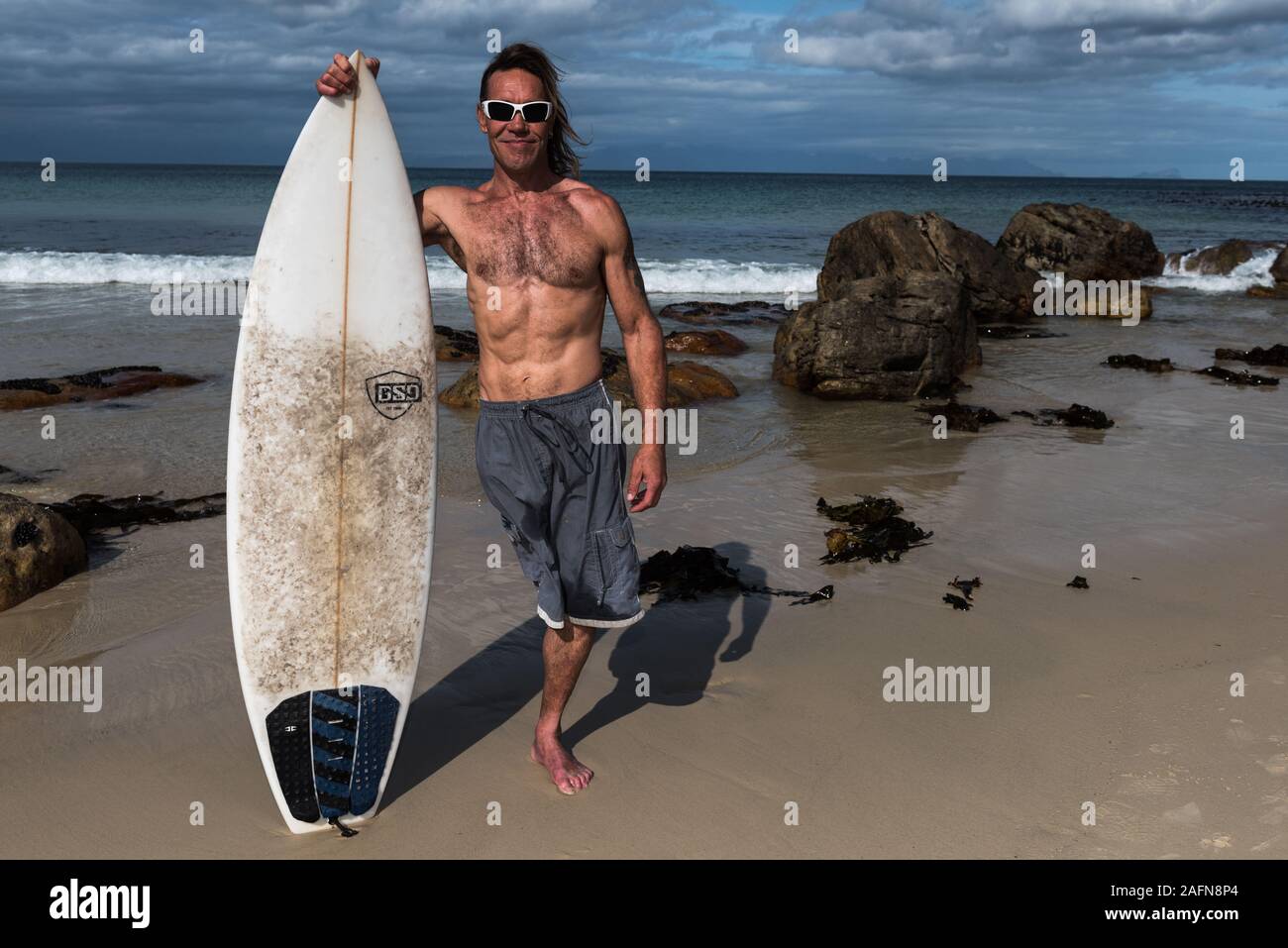Don Kane à Glencairn en Afrique du Sud. Il a ses couleurs nationales ou Springbok couleurs pour adaptive surf. Il a perdu une jambe dans un accident de moto Banque D'Images