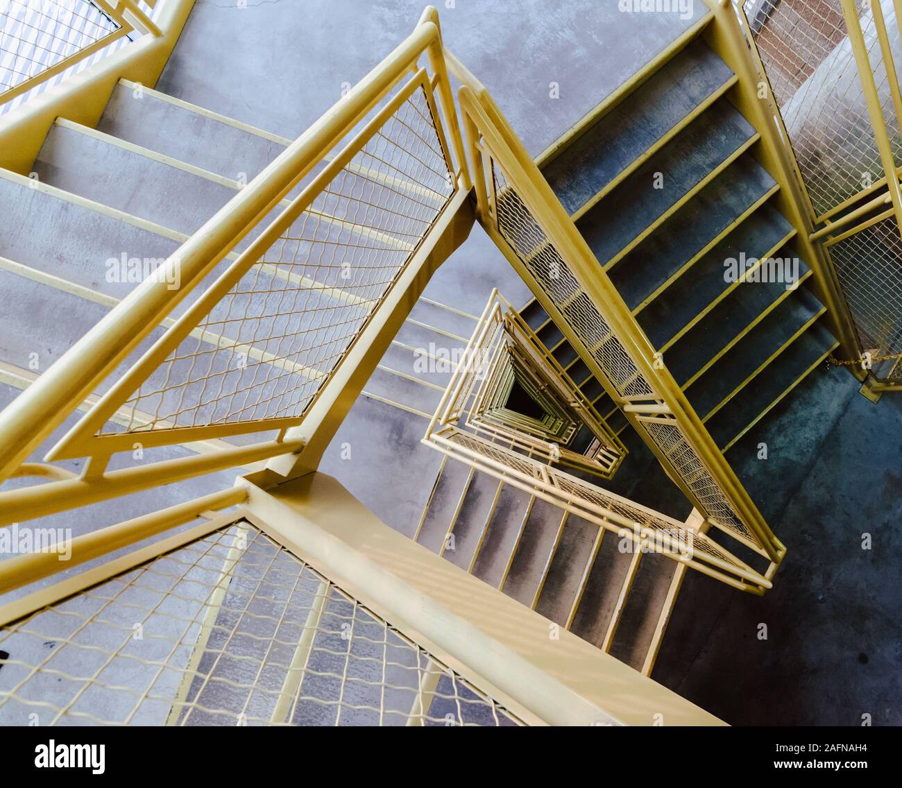 Plan à grand angle d'un escalier avec rambardes jaunes Banque D'Images